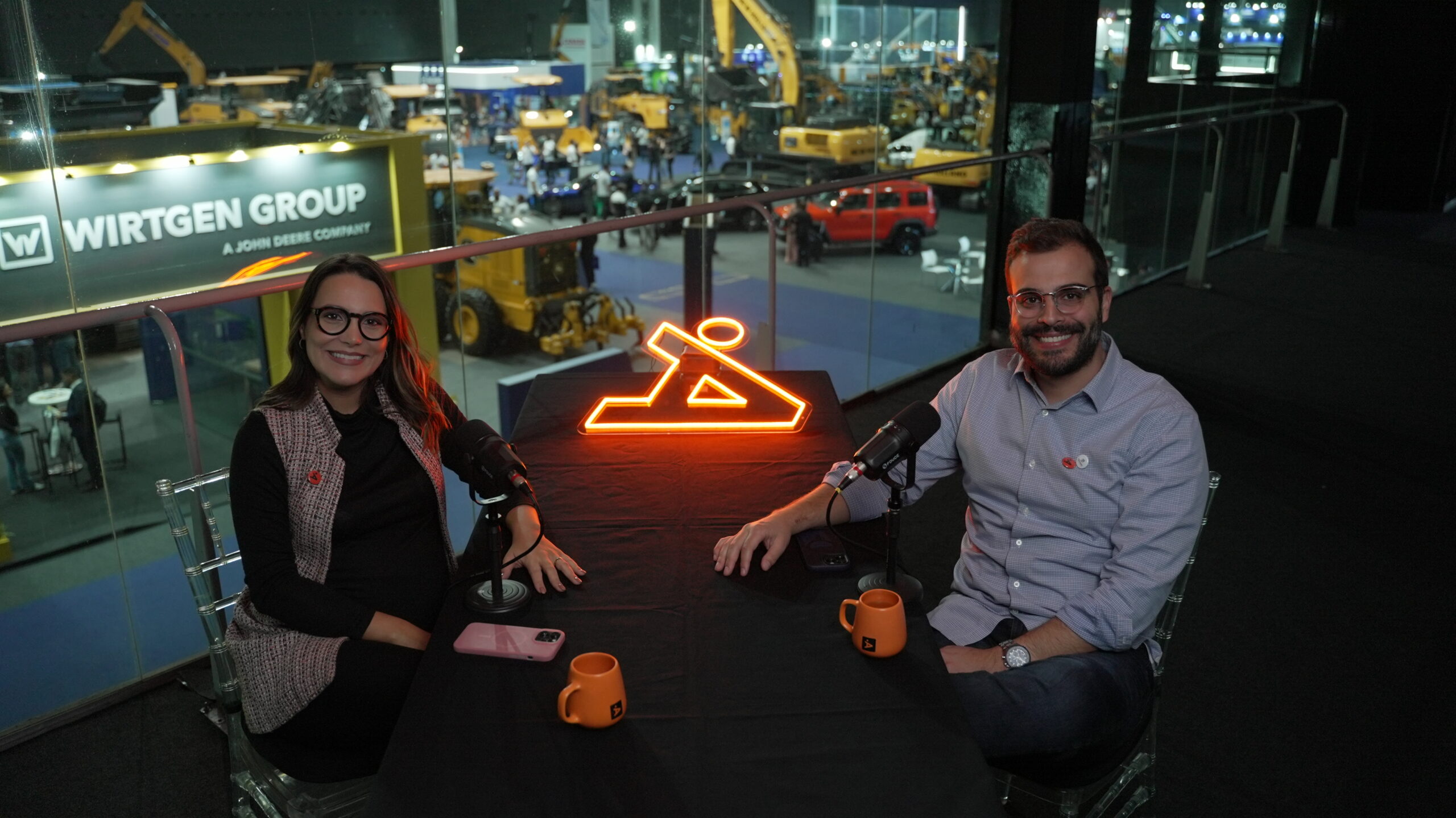 Gravação de episódio do podcast A Diretoria em estúdio montado em feira de negócios