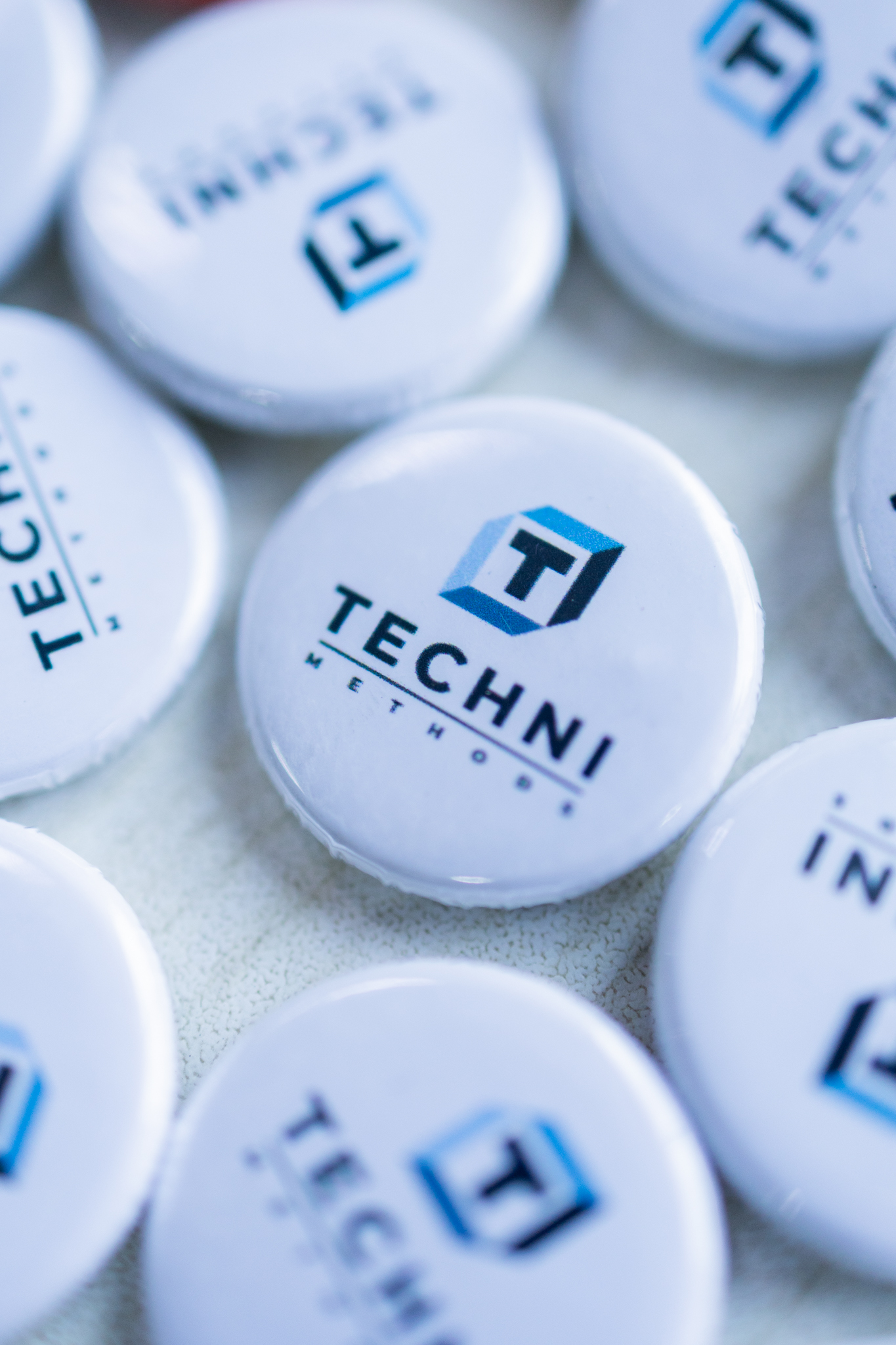 Bottons com o logo da Techni Methods
